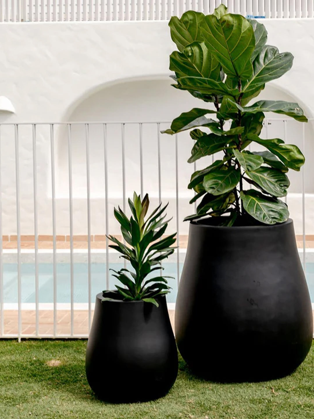 outdoor-pot-charcoal-black-curve-balcony-garden-alfresco-pool
